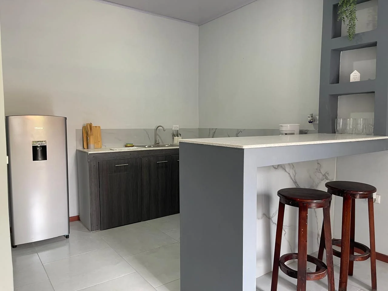 Cocina y barra del apartamento