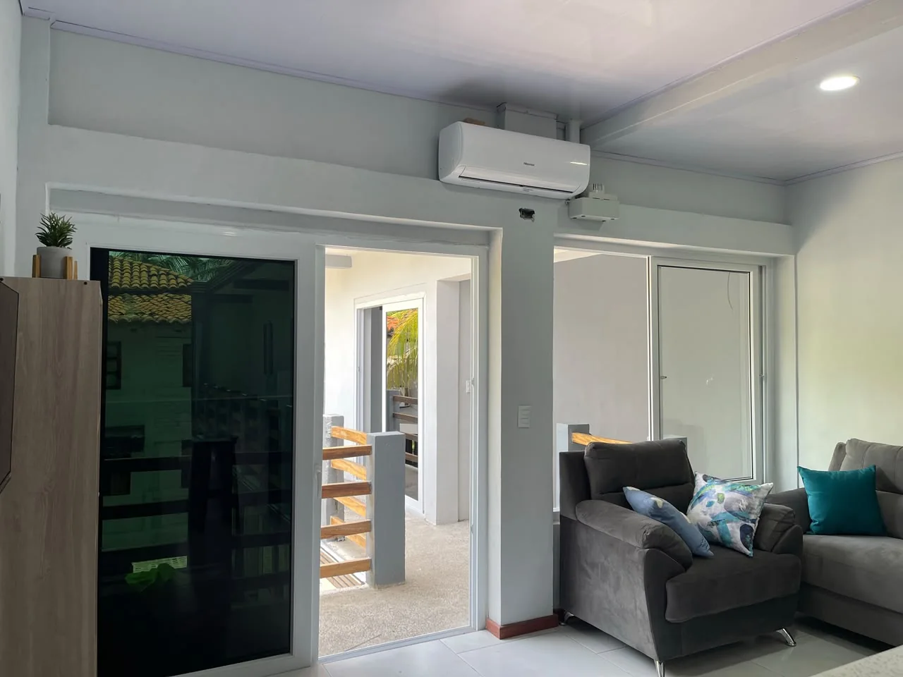Sala del Apartamento Pacífico con puertas al balcón